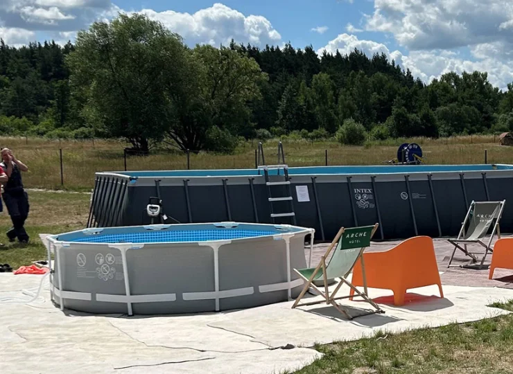 Latem na terenie obiektu są rozstawiane baseny i leżaki