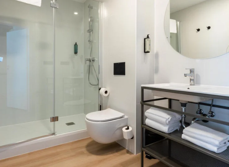 Łazienki są nowoczesne i wyposażone w przestronne kabiny prysznicowe