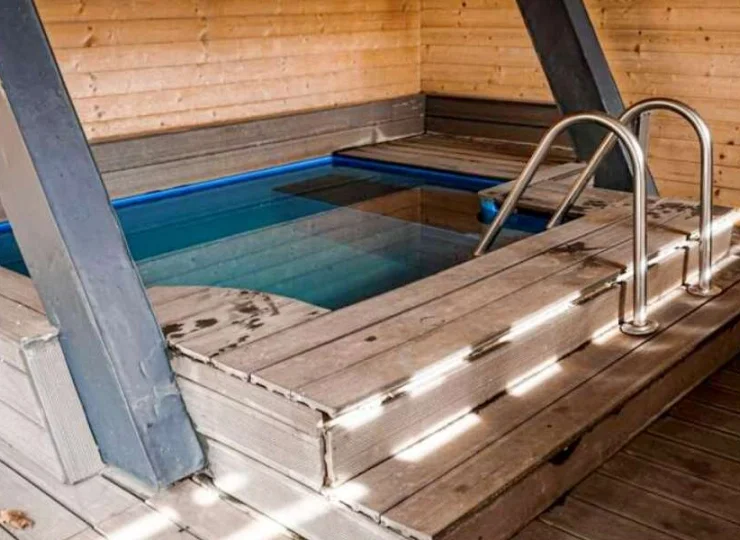 Niewielki, zewnętrzny basen do ochłody po skorzystaniu z saun