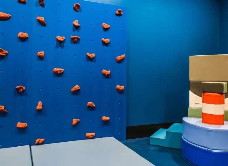 Atrakcją sali zabaw jest bezpieczna ścianka wspinaczkowa