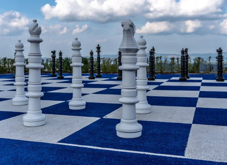 Na terenie obiektu znajdują się gigantyczne szachy