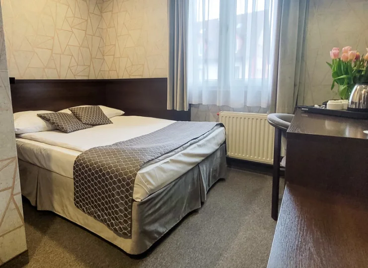 Pokój 1-osobowy posiada wygodne podwójne łóżko