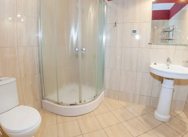 Wyremontowane łazienki posiadają kabiny prysznicowe i ręczniki