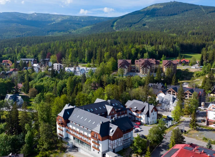 Hotel Bergo jest pięknie położony na przedpolu grzbietu Karkonoszy