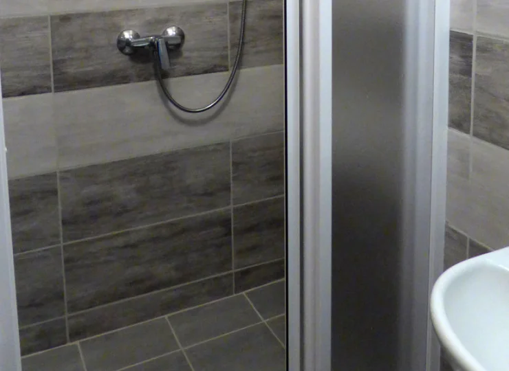 Każdy pokój posiada prywatną łazienkę z kabiną prysznicową