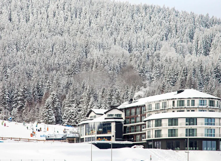 Sun & Snow Czarna Perła znajduje się przy dolnej stacji wyciągu narciarskiego