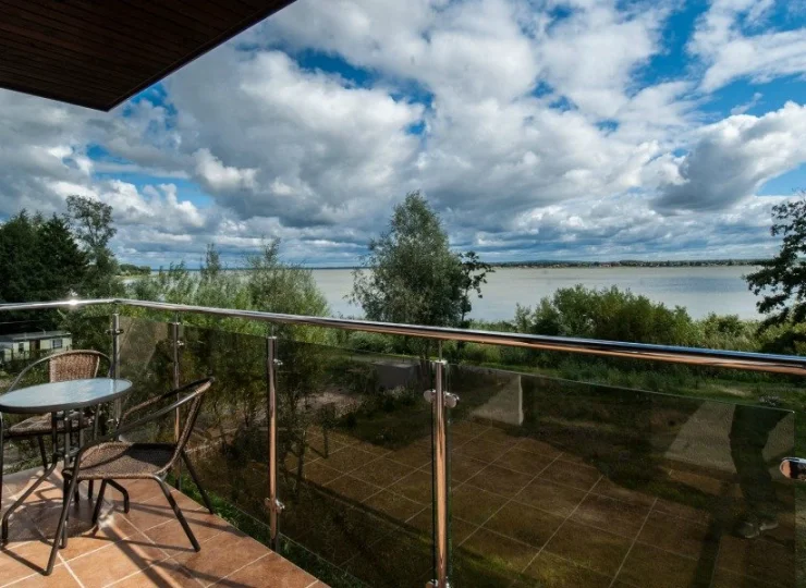 Większość pokoi posiada przestronne balkony z widokiem na jezioro Jamno