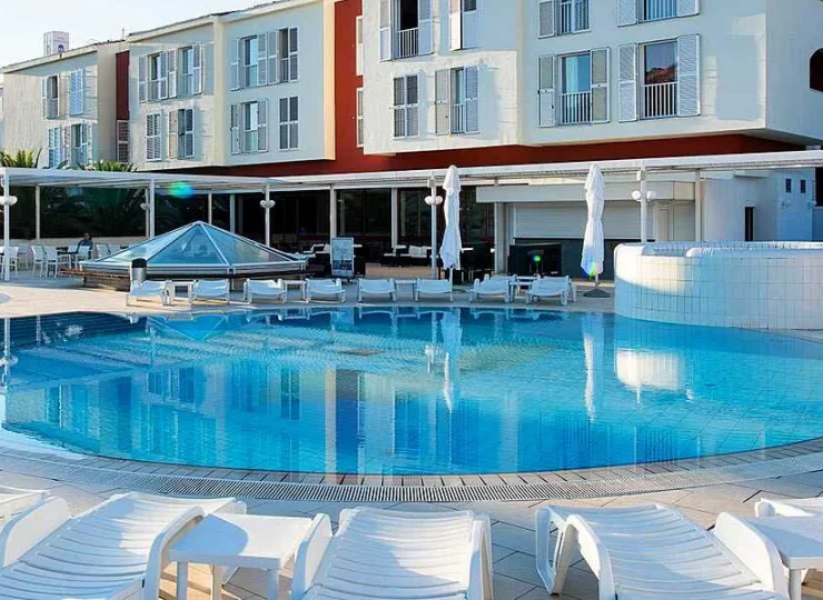 Przy basenie jest brodzik dla dzieci oraz jacuzzi