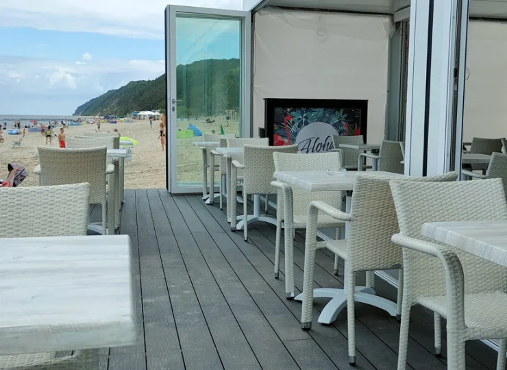 Na plaży znajduje się zaprzyjaźniony sezonowy Beach Bar Martini