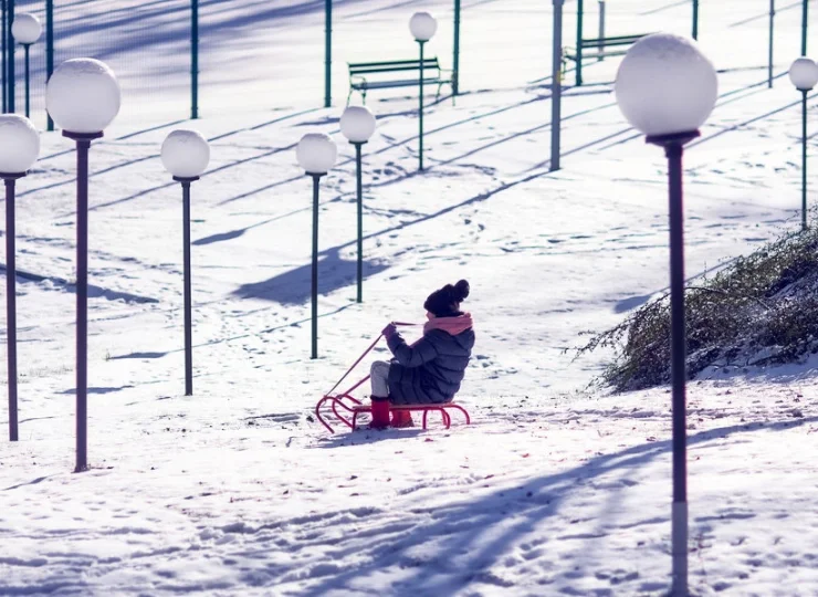 Otaczający hotel park zapewni zimową rozrywkę najmłodszym gościom