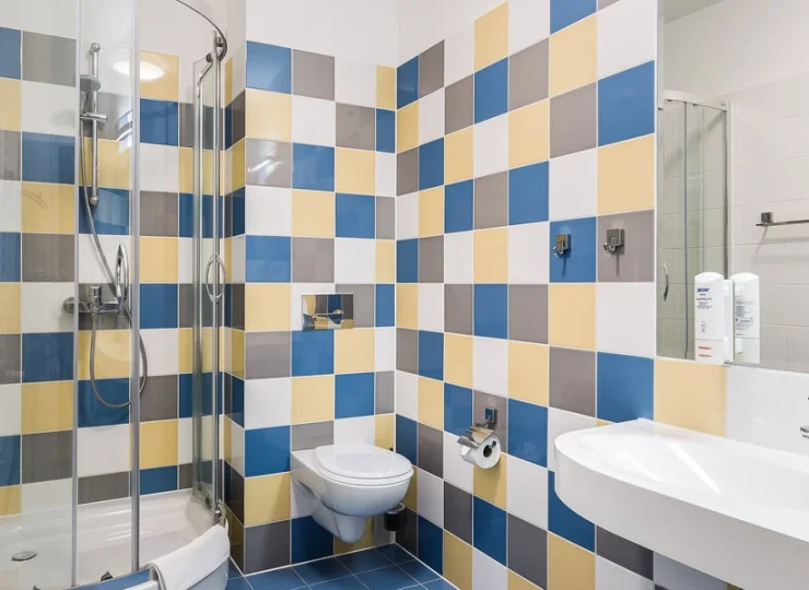 Każdy pokój posiada własną łazienkę z kabiną prysznicową lub wanną