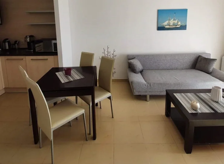Każdy apartament posiada część dzienną z sofą i stolikiem