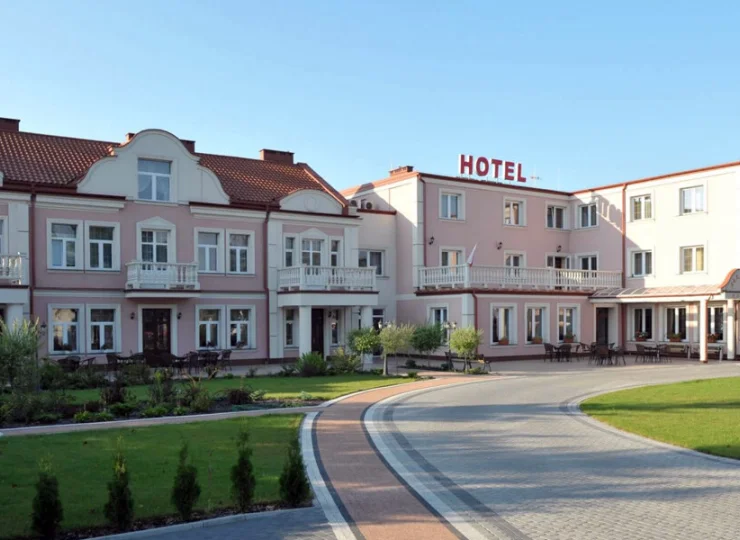 Hotel jest otoczony dużym ogrodem