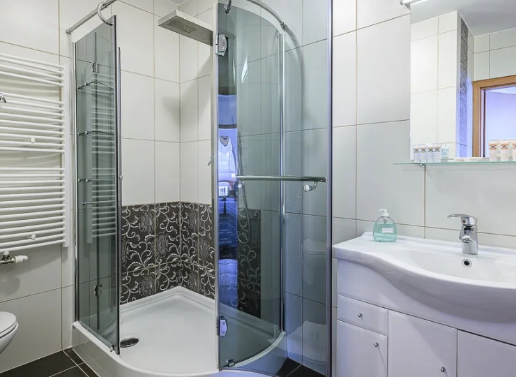 Łazienki z prysznicem wyposażono w nowe deszczownice
