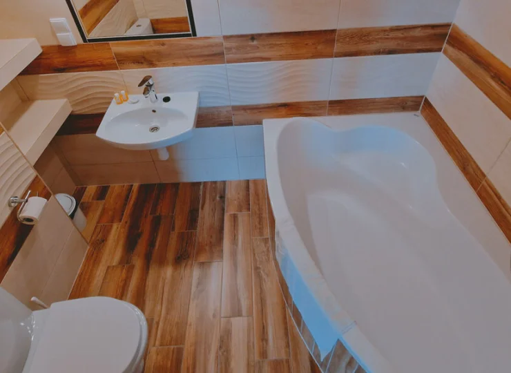 Każdy pokój oraz apartament dysponuje własną łazienką