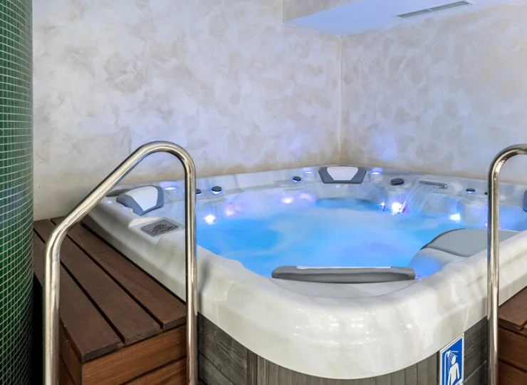 Goście mogą tutaj skorzystać z relaksującej kąpieli w jacuzzi