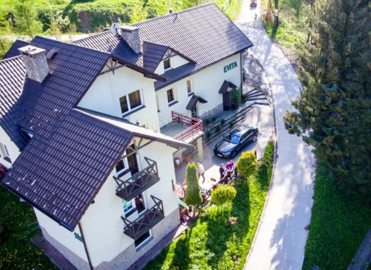 Evita to rodzinny ośrodek położony tuż przy stacji narciarskiej w Słotwinach