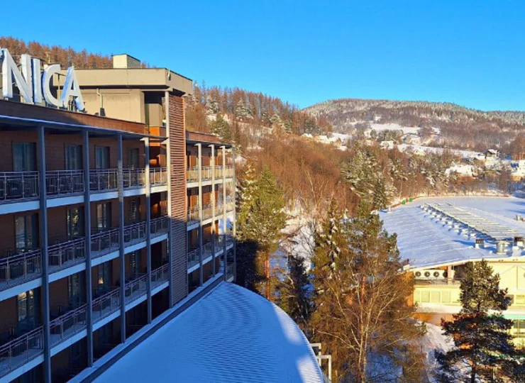 Hotel sąsiaduje z halą całorocznego lodowiska