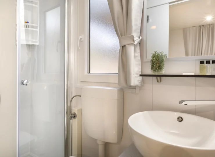 Każdy domek posiada łazienkę z prysznicem lub wanną