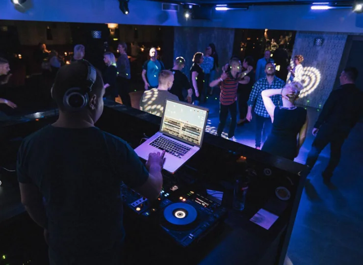 W hotelowym Night Klubie można potańczyć przy dźwiękach puszczanych przez DJa