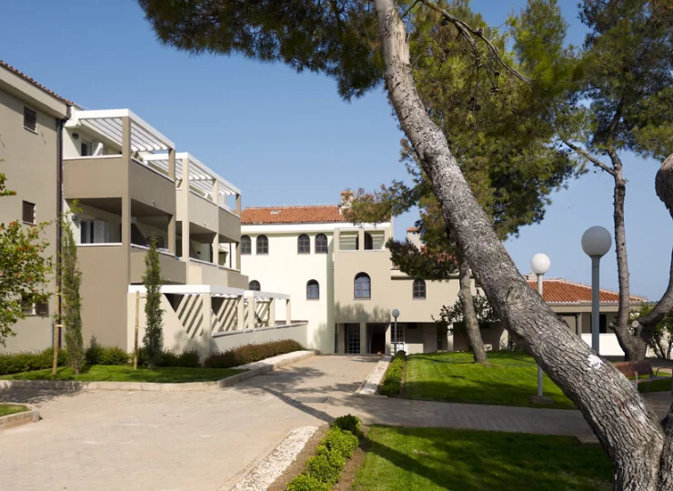 Apartamenty są otoczone śródziemnomorską roślinnością