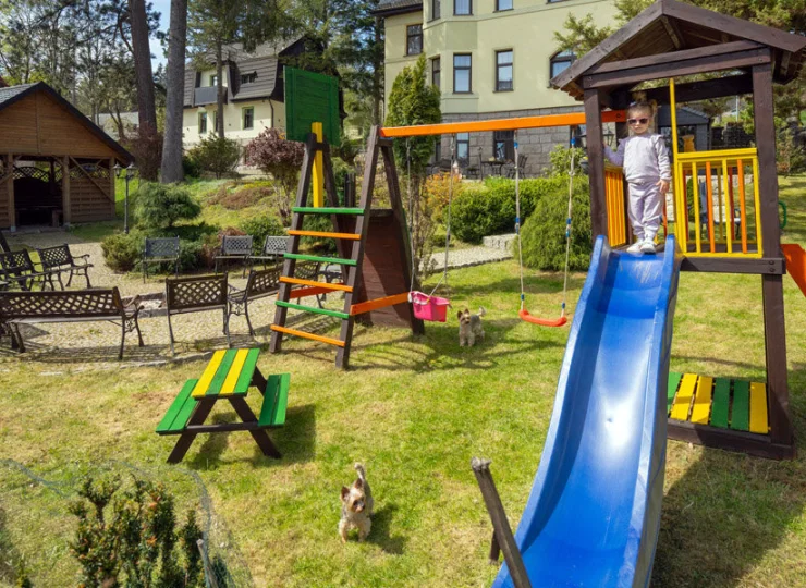 W ogrodzie przygotowano plac zabaw dla dzieci oraz huśtawkę dla wszystkich