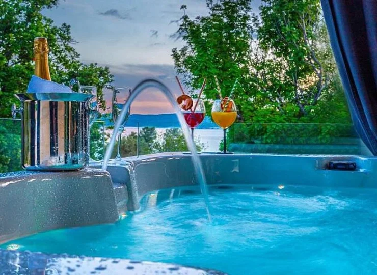 Prywatne jacuzzi będzie niezapomnianą atrakcją wakacji w Chorwacji