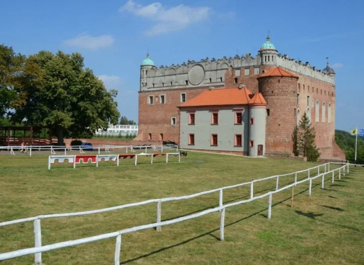 Gotycko-renesansowy zamek można zwiedzać z przewodnikiem lub indywidualnie