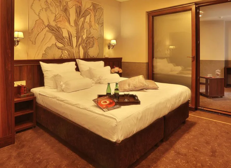 Pokoje typu deluxe składają się z sypialni i pokoju dziennego z sofą