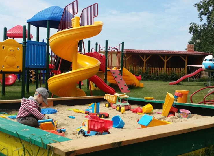 Dzieci mogą się bawić aktywnie lub na spokojnie w piaskownicy
