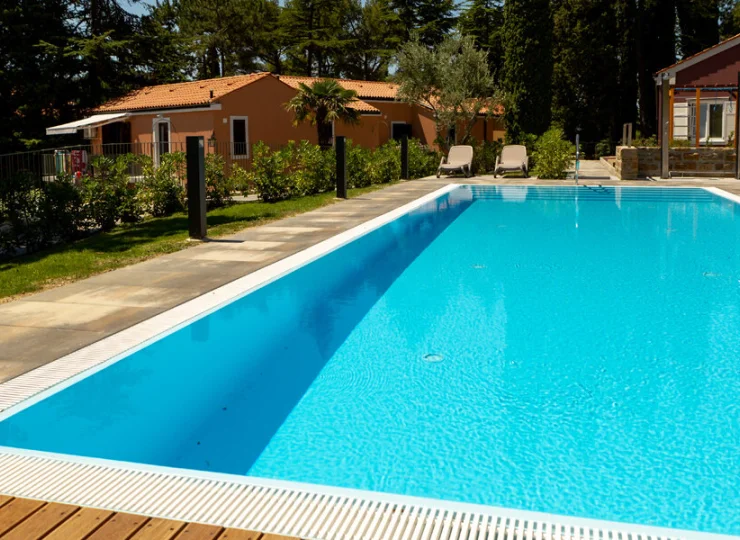 Hotel posiada zewnętrzny basen z podgrzewaną wodą czynny od wiosny do jesieni