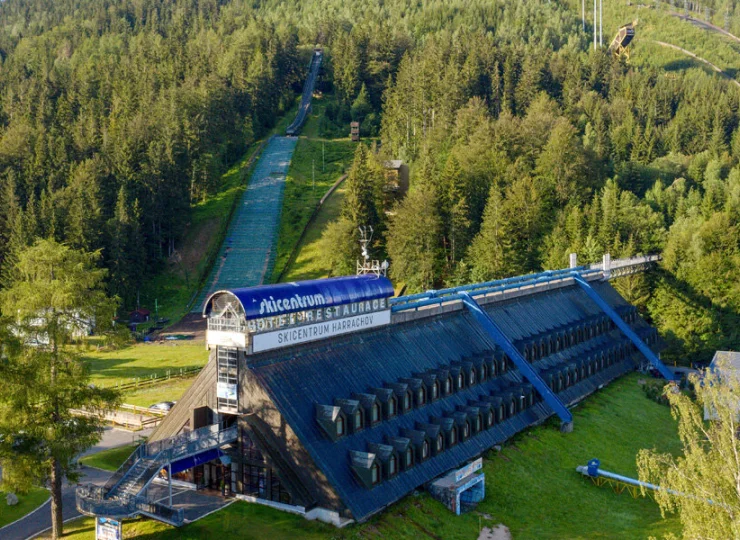 Hotel jest położony tuż przy kompleksie skoczni narciarskich w Harrahovie