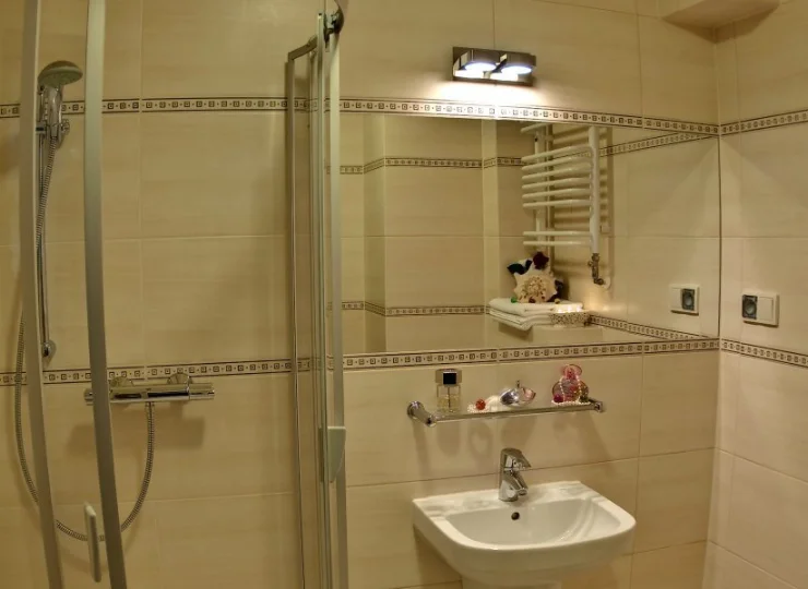 W łazienkach znajduje się kabina prysznicowa