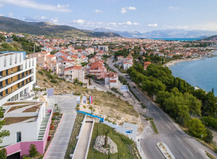 Hotel Ola**** jest spektakularnie położony na wybrzeżu Adriatyku obok Trogiru