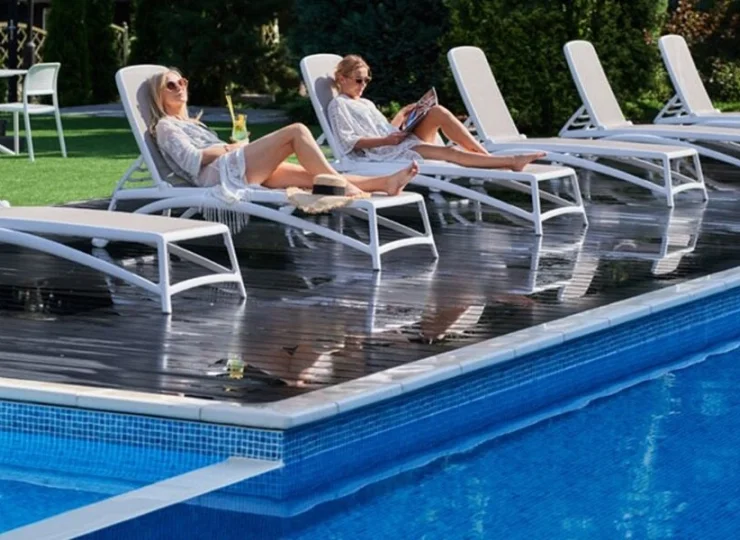 Hotel z basenami w Ciechocinku zaprasza na relaks w ogrodzie