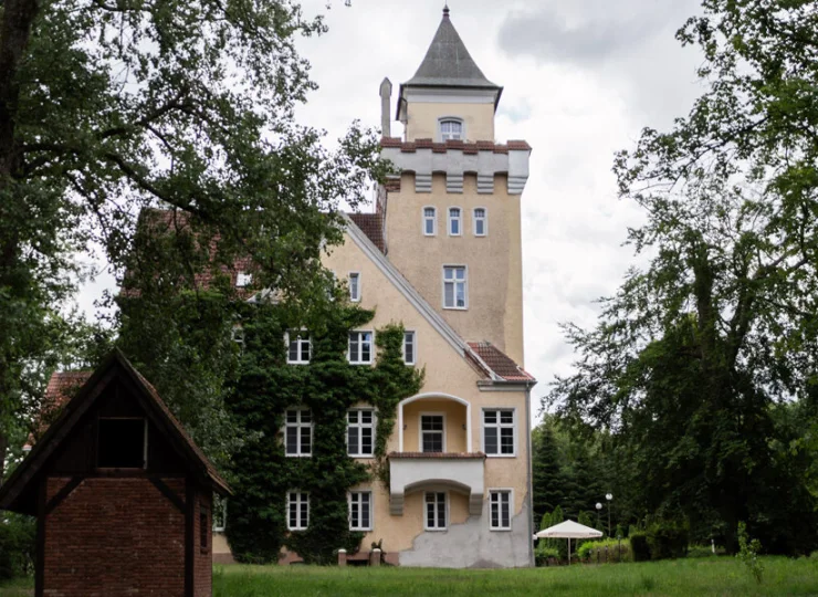 W odrestaurowanym pałacu otoczonym dużym ogrodem przygotowano nowoczesne pokoje