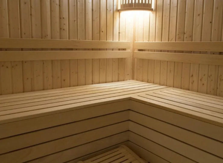 Jest także strefa saun z sauną suchą i parową oraz salka fitness