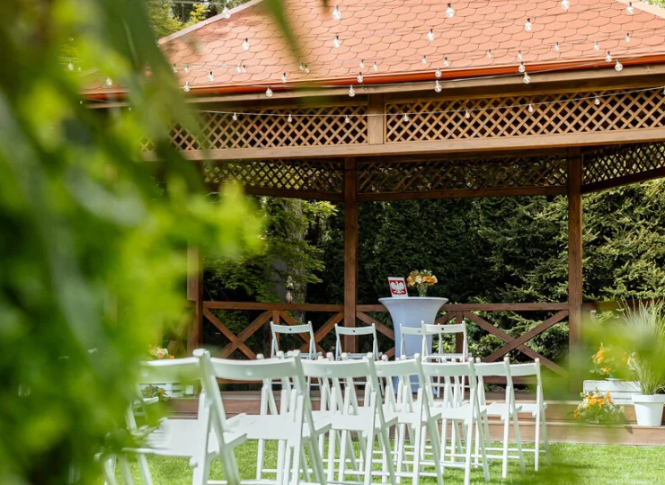 Hotel jest otoczony pięknym, zadbanym ogrodem