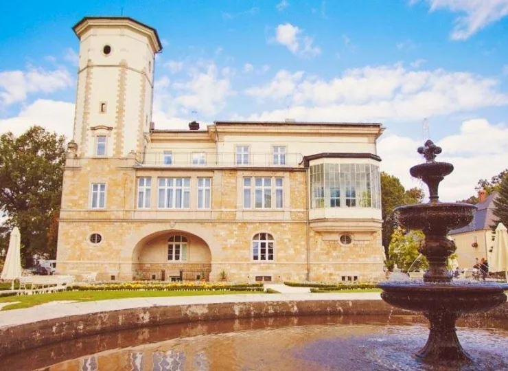 Pałac Brunów jest położony koło Lwówka Śląskiego