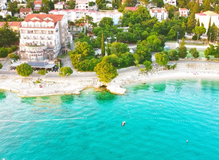 Hotel Marina**** znajduje się wprost nad Adriatykiem