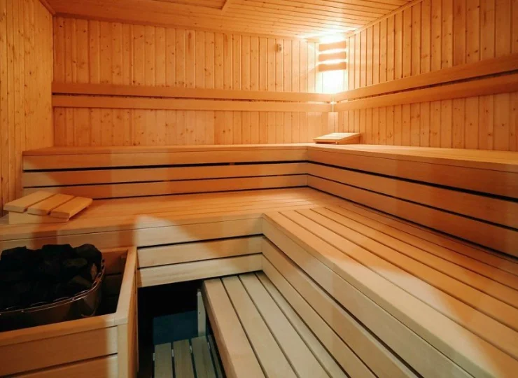Seans w saunie pozwala się odprężyć i oczyścić organizm
