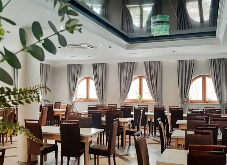 Hotelowa restauracja oferuje domowe dania kuchni polskiej i regionalnej
