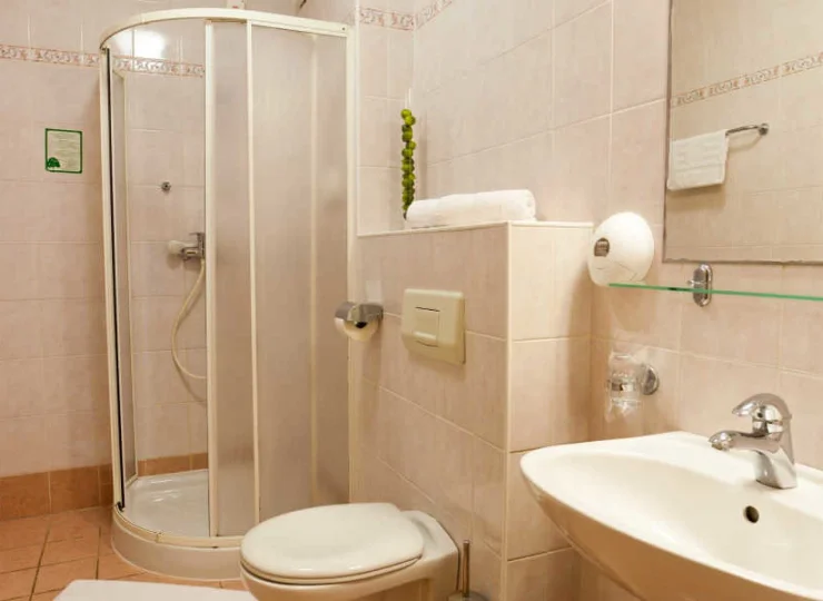 Każdy pokój posiada dostęp do prywatnej łazienki z prysznicem