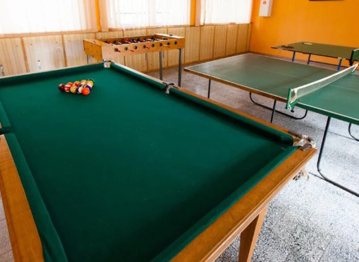 Wewnątrz budynku jest pokój gier ze stołami do ping ponga, bilarda i piłkarzyków