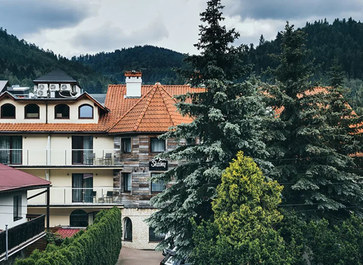 Hotel Skalny jest w centrum Szczyrku, pomiędzy skoczniami i placem św. Jakuba