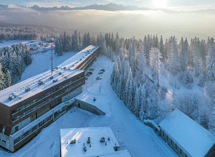 Hotel Tatry jest usytuowany na wysokości 1105 m n.p.m. na Polanie Zgorzelisko