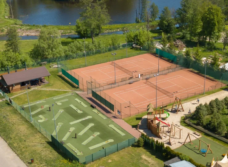 W wakacje Goście mogą bezpłatnie wynająć korty tenisowe i pole do minigolfa