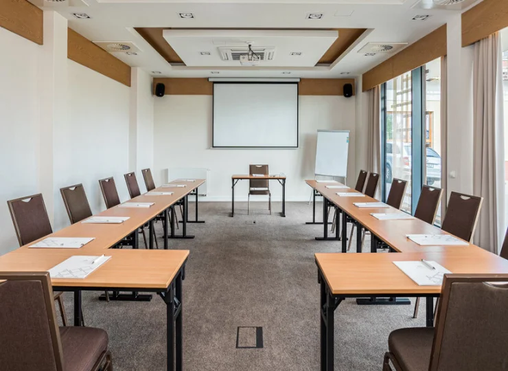 W hotelu znajduje się salka konferencyjna