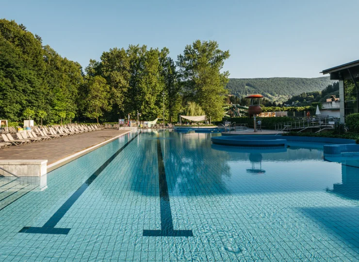 Zewnętrzne baseny sąsiadują z hotelem poprzez teren parku zdrojowego