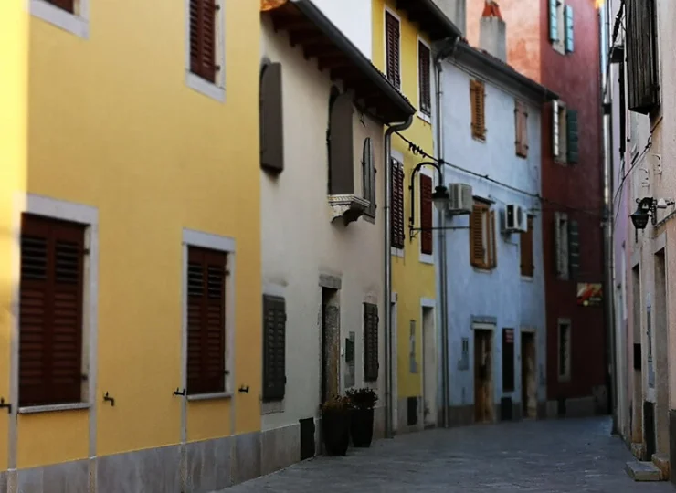 To malownicza śródziemnomorska miejscowość z wąskimi uliczkami